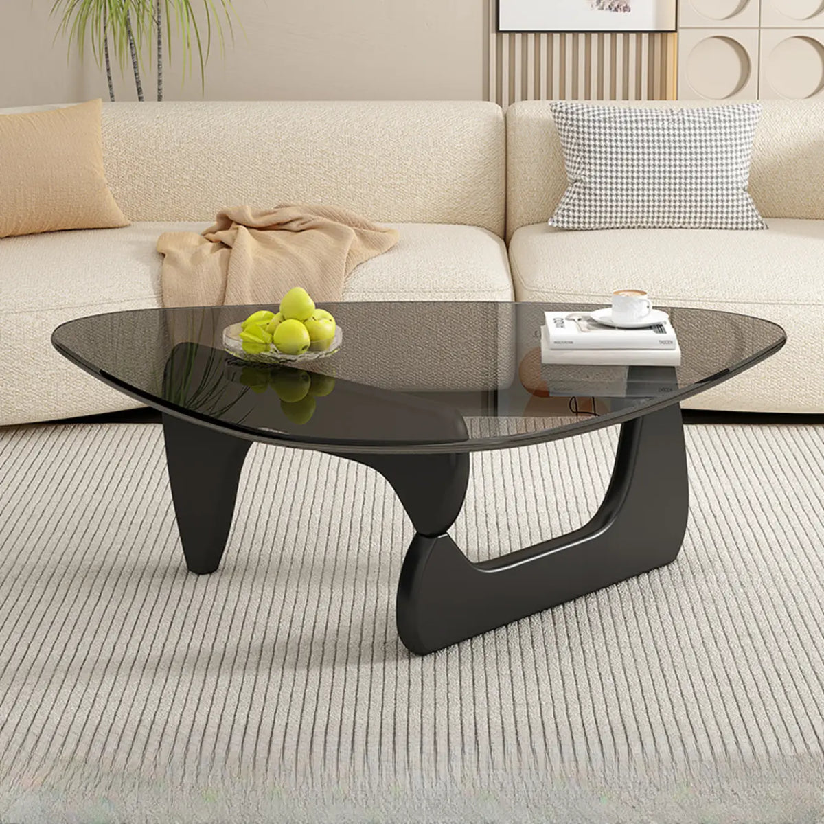 Dreieckiger Couchtisch aus Holz mit Glasplatte