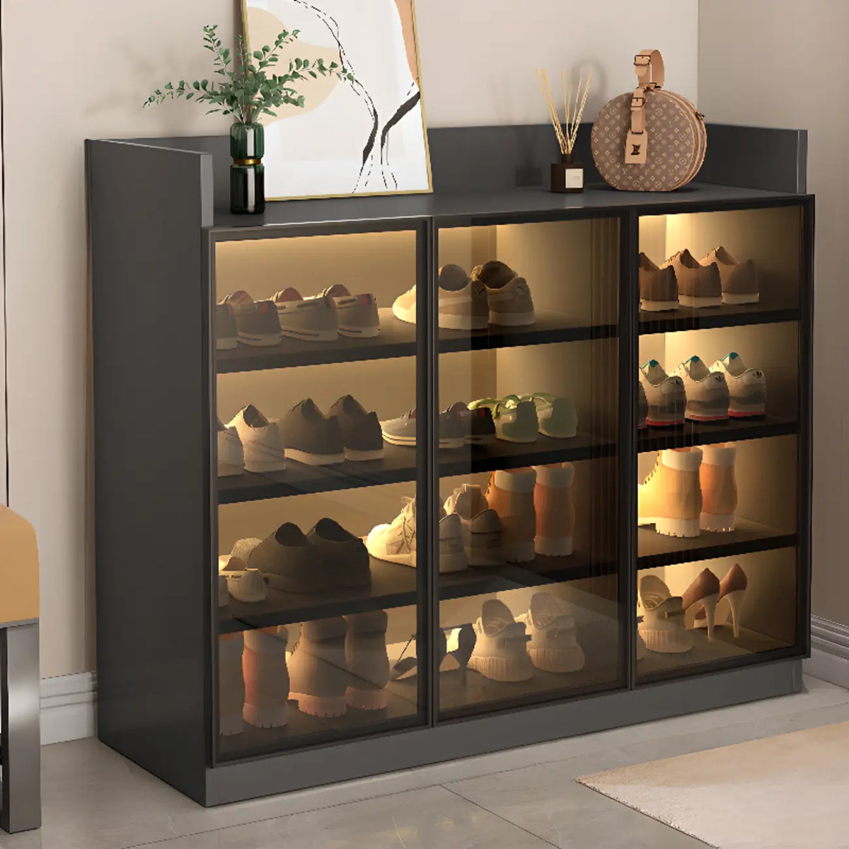 Schuhschrank mit LED-Beleuchtung, verstellbaren Einlegeböden und transparenten Türen