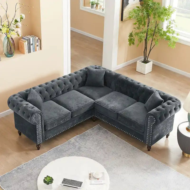 L-förmiges Sofa mit tief gehefteten Details und geschwungenen Armlehnen.