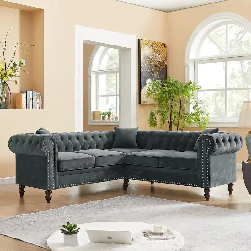 L-förmiges Sofa mit tief gehefteten Details und geschwungenen Armlehnen.