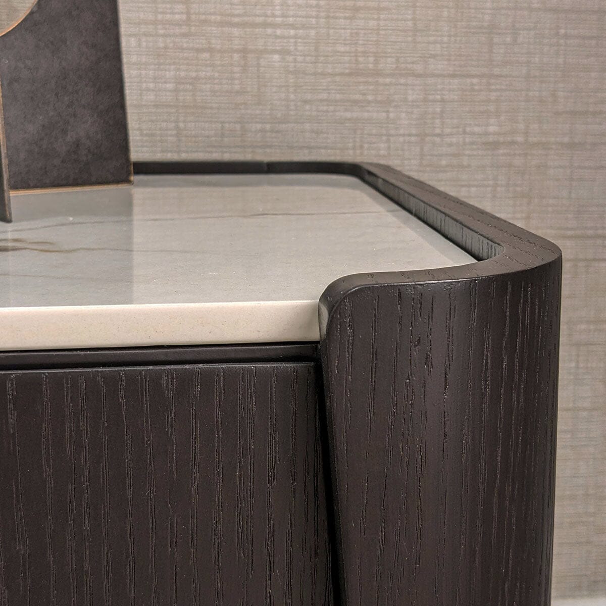 Tiefbrauner Nachttisch aus Holz mit 2 Schubladen und Kunstmarmorplatte