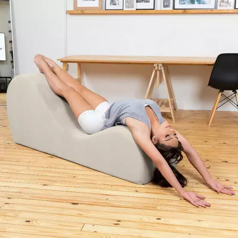 Avana Sleek Yoga-Chaiselongue – hergestellt in den USA – ideal zum Dehnen, Entspannen, Trainieren und mehr, 60T x 18B x 26H Zoll, Hellgrau