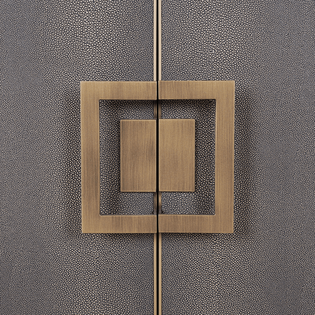 Sideboard aus schwarzem Holz und Rochenlederimitat mit zwei Türen und Messinggriffen
