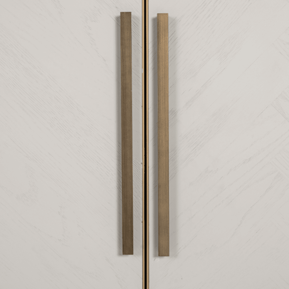 Cremefarbenes Sideboard aus Eichenfurnier mit 4 Türen und Messingdetails