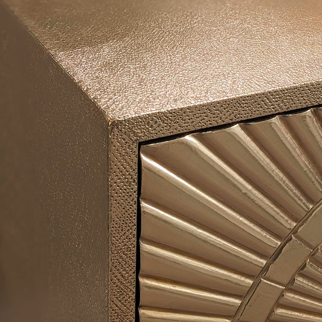 Goldgeprägtes Metall-Sideboard