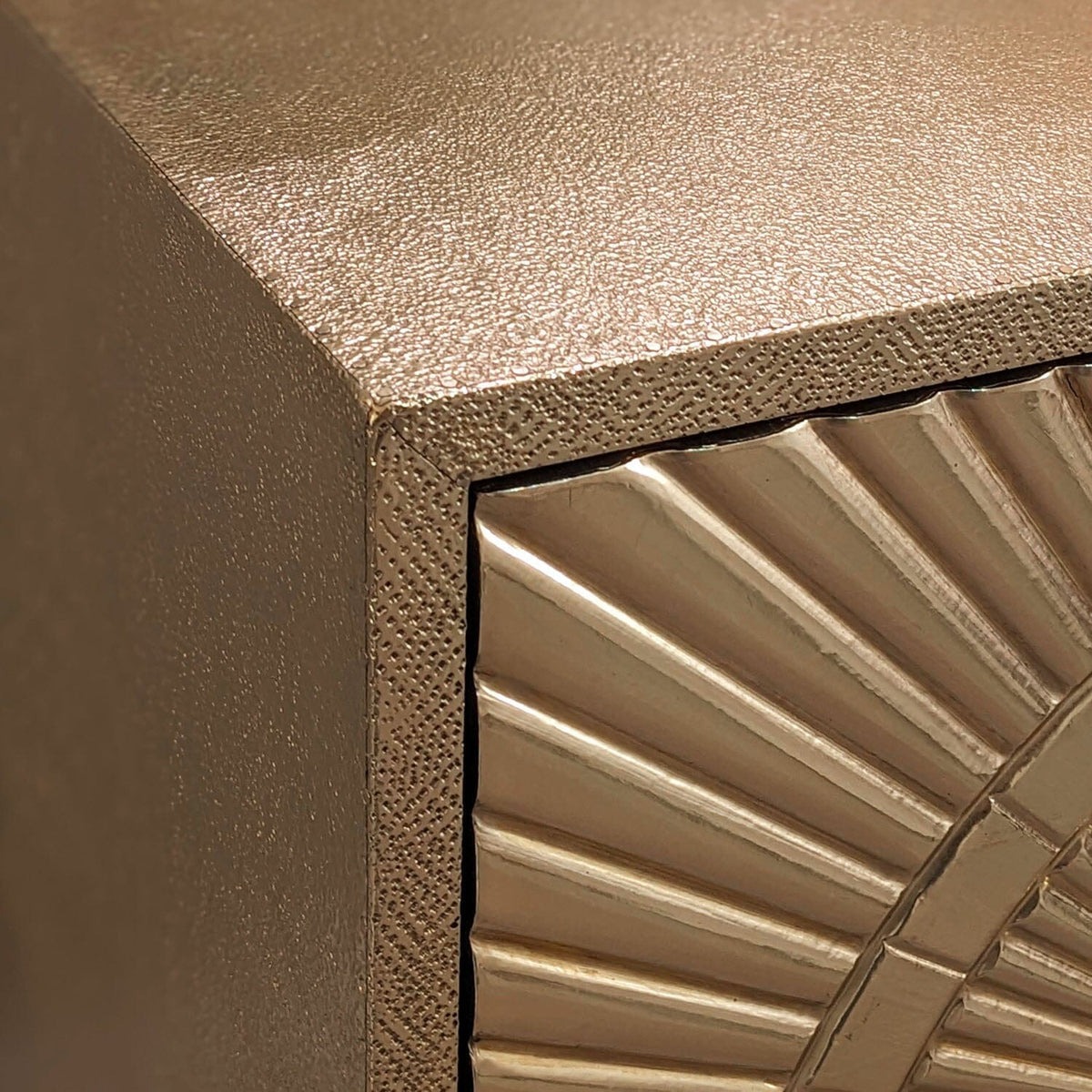 Goldgeprägtes Metall-Sideboard