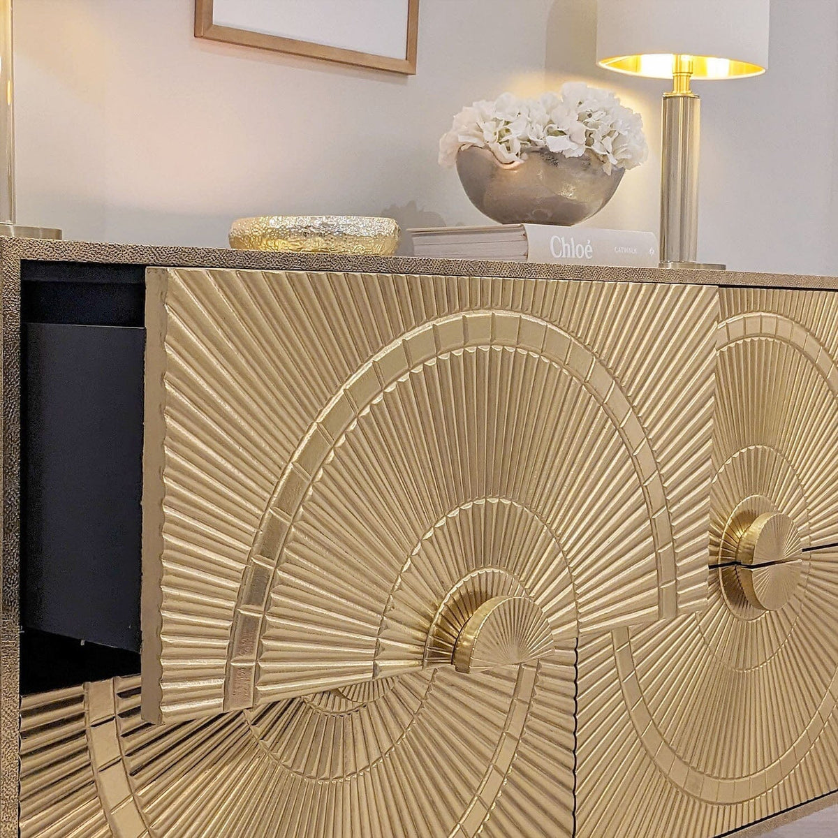 Goldgeprägtes Metall-Sideboard