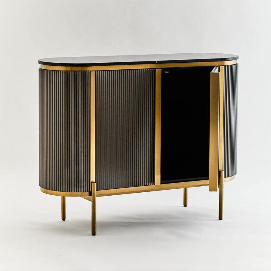 Graues & goldenes geriffeltes Sideboard mit 2 Türen und schwarzer Marmorplatte