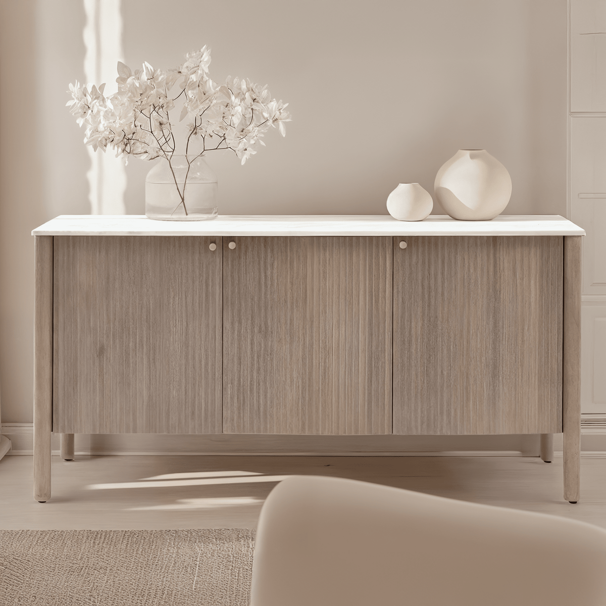 Mango Holz geripptes Sideboard mit 3 Türen und Marmorplatte