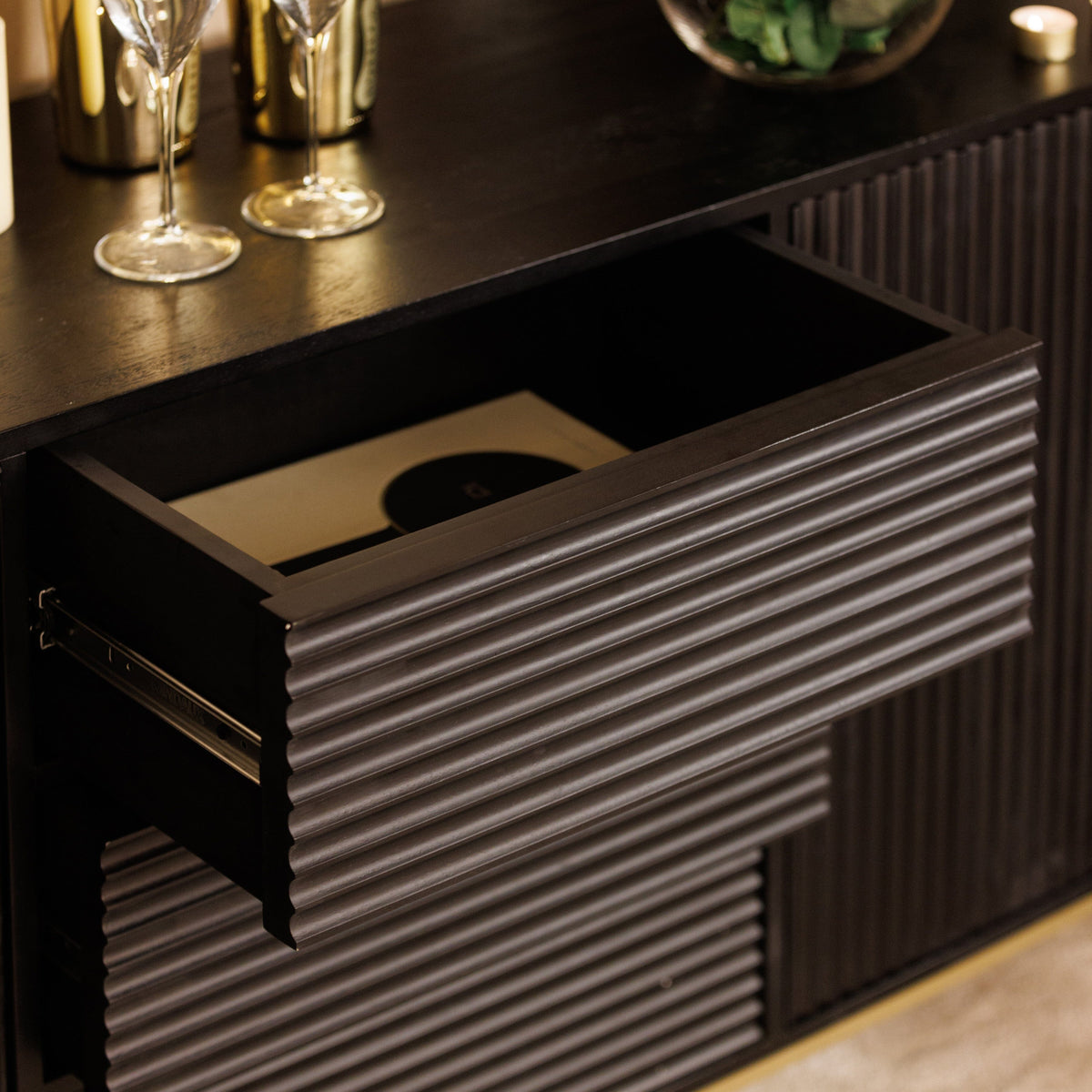 Schwarz-goldenes Sideboard mit Wellenmuster