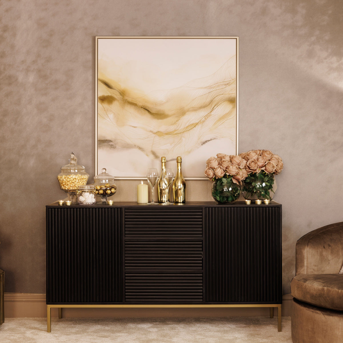 Schwarz-goldenes Sideboard mit Wellenmuster
