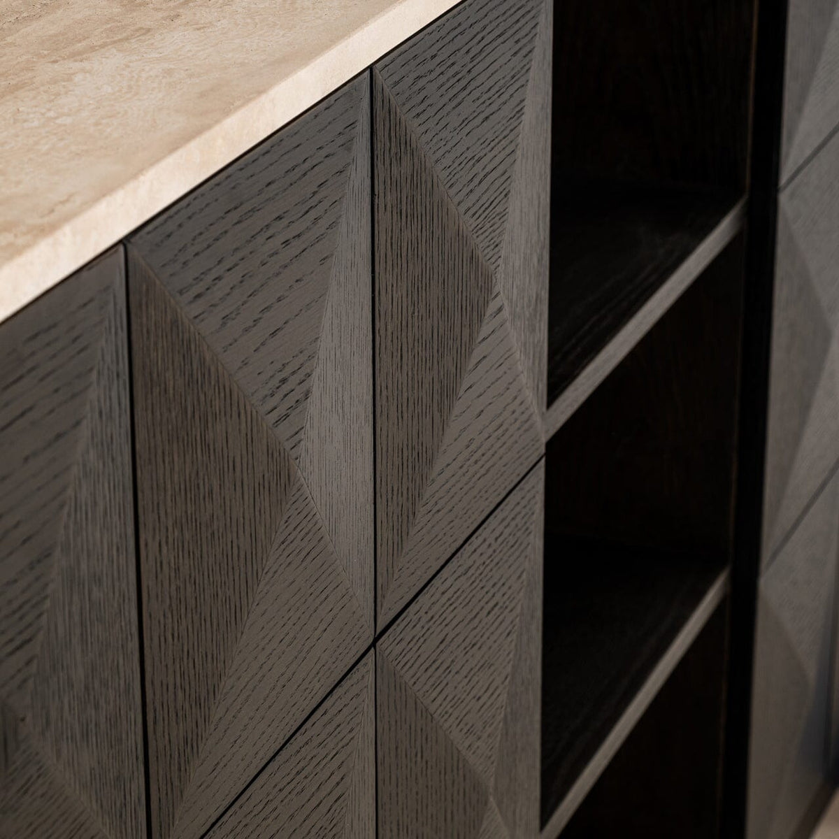 Dunkelbraunes Sideboard mit 4 Türen, Regalen und Travertinplatte