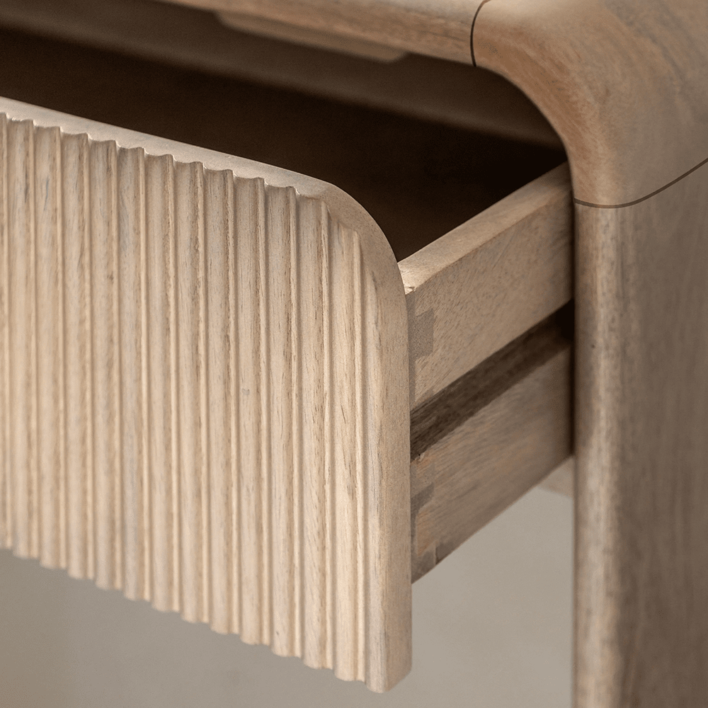Gerippter Konsolentisch aus Holz mit 2 Schubladen