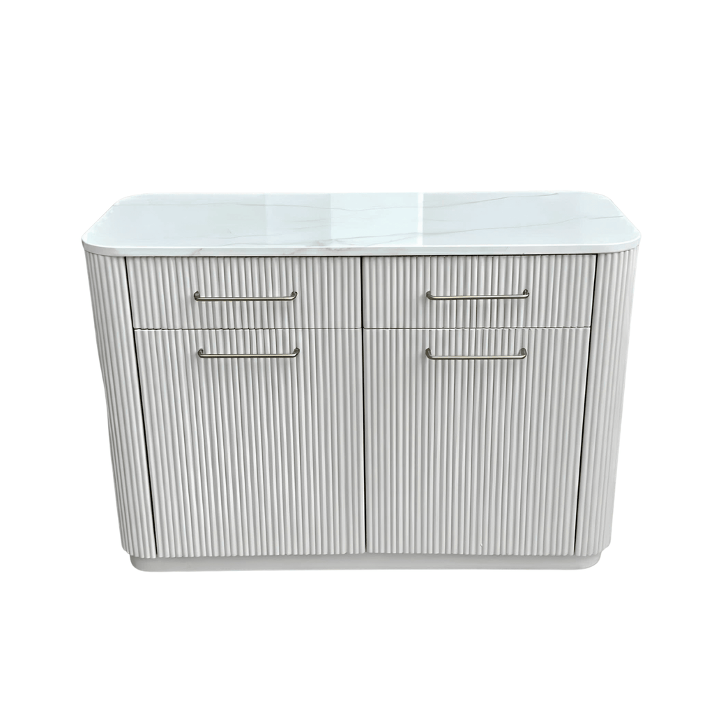 Geripptes Sideboard mit Marmorplatte