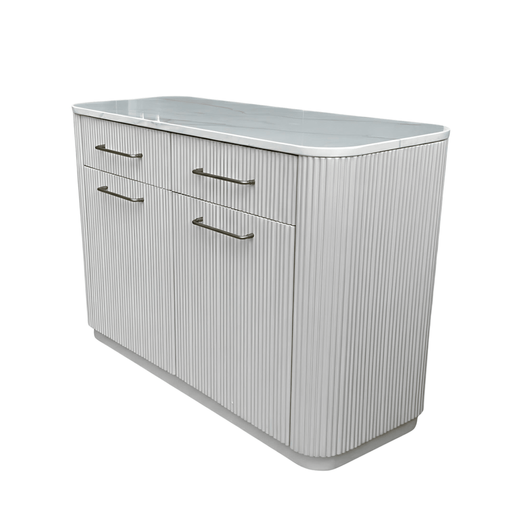 Geripptes Sideboard mit Marmorplatte