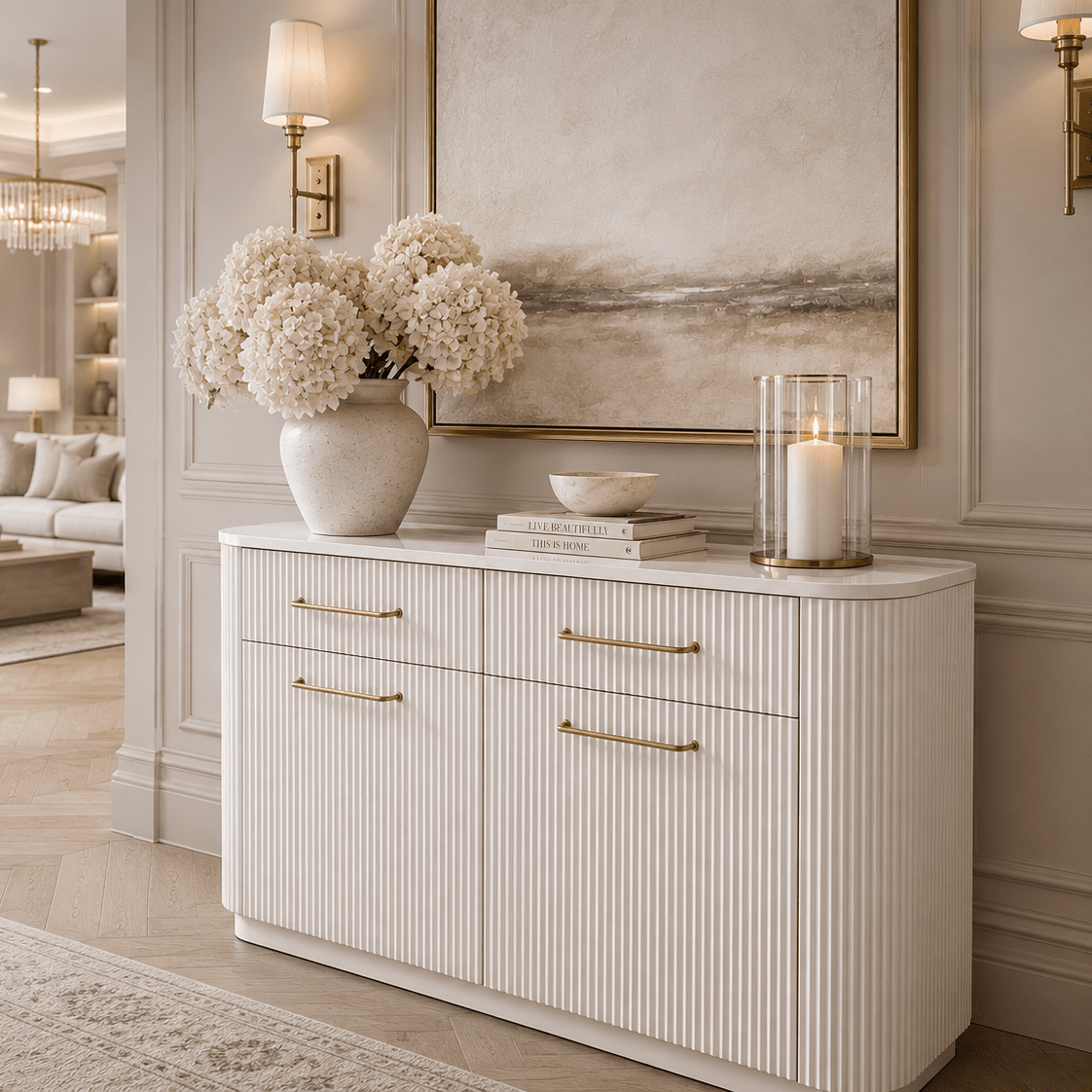 Geripptes Sideboard mit Marmorplatte