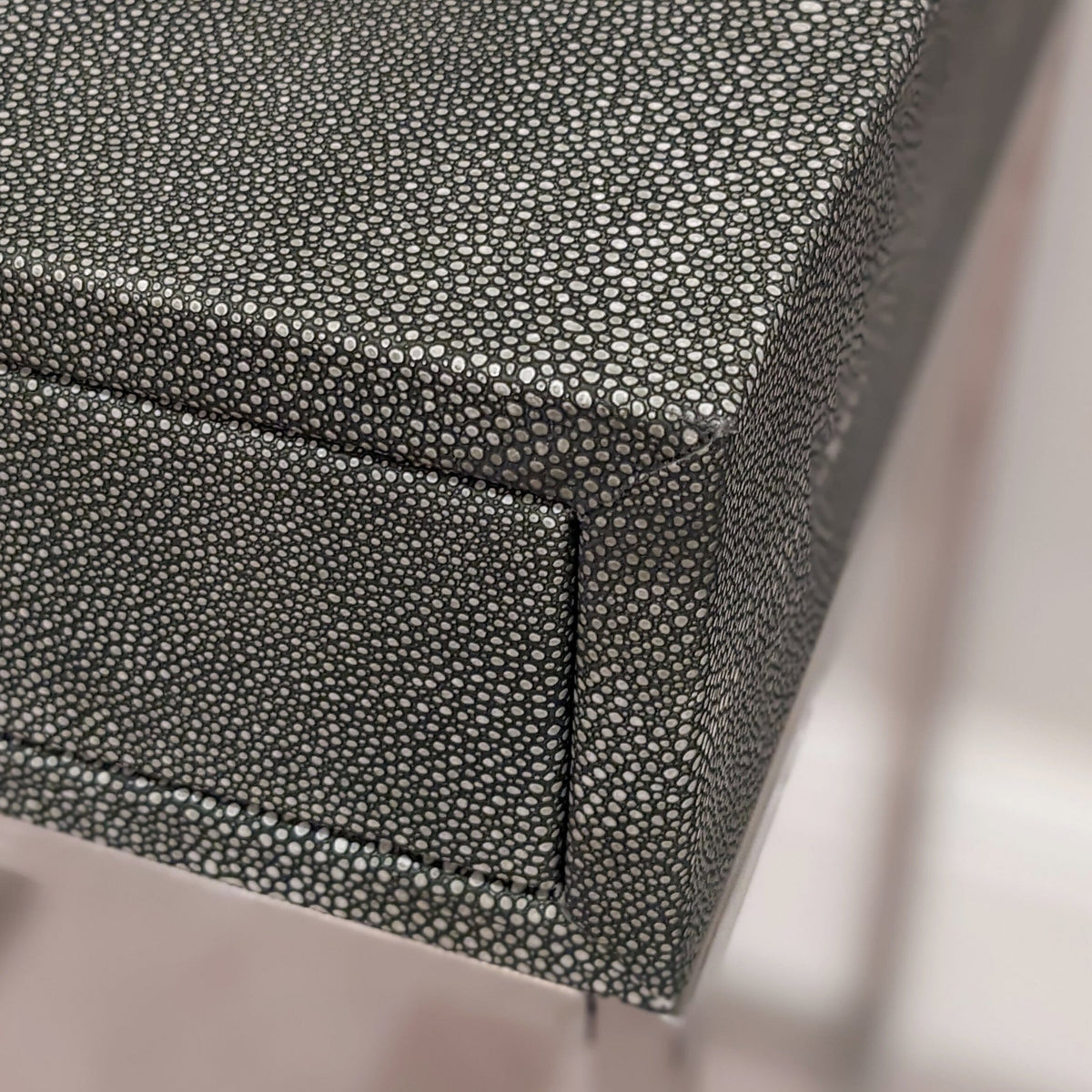 Nachttisch aus grauem Kunst-Shagreen