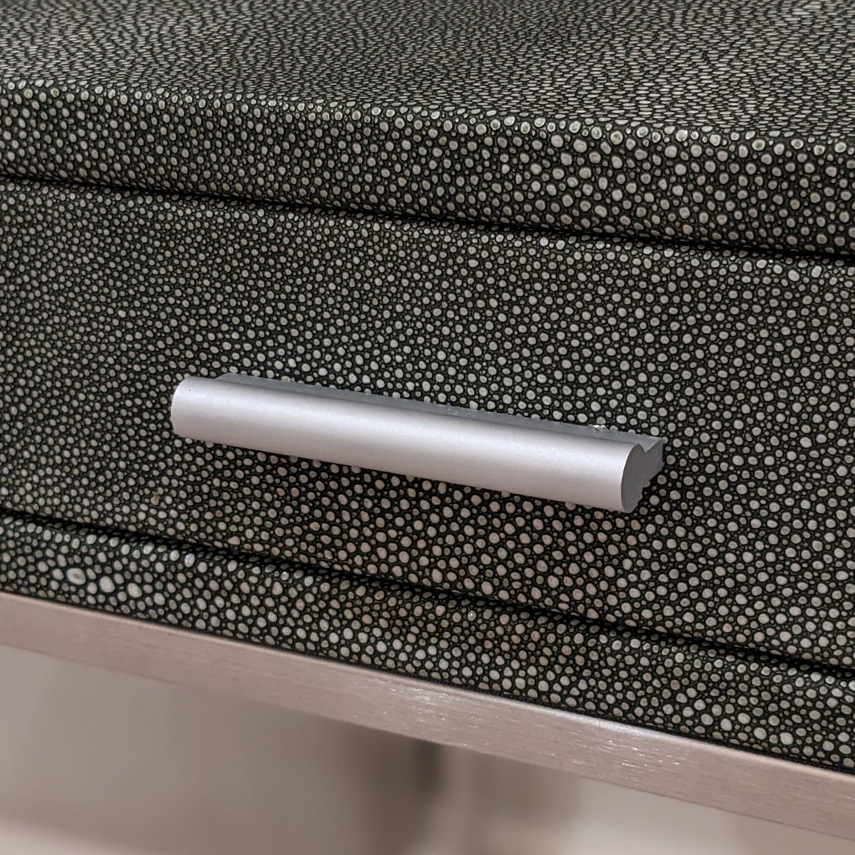 Nachttisch aus grauem Kunst-Shagreen