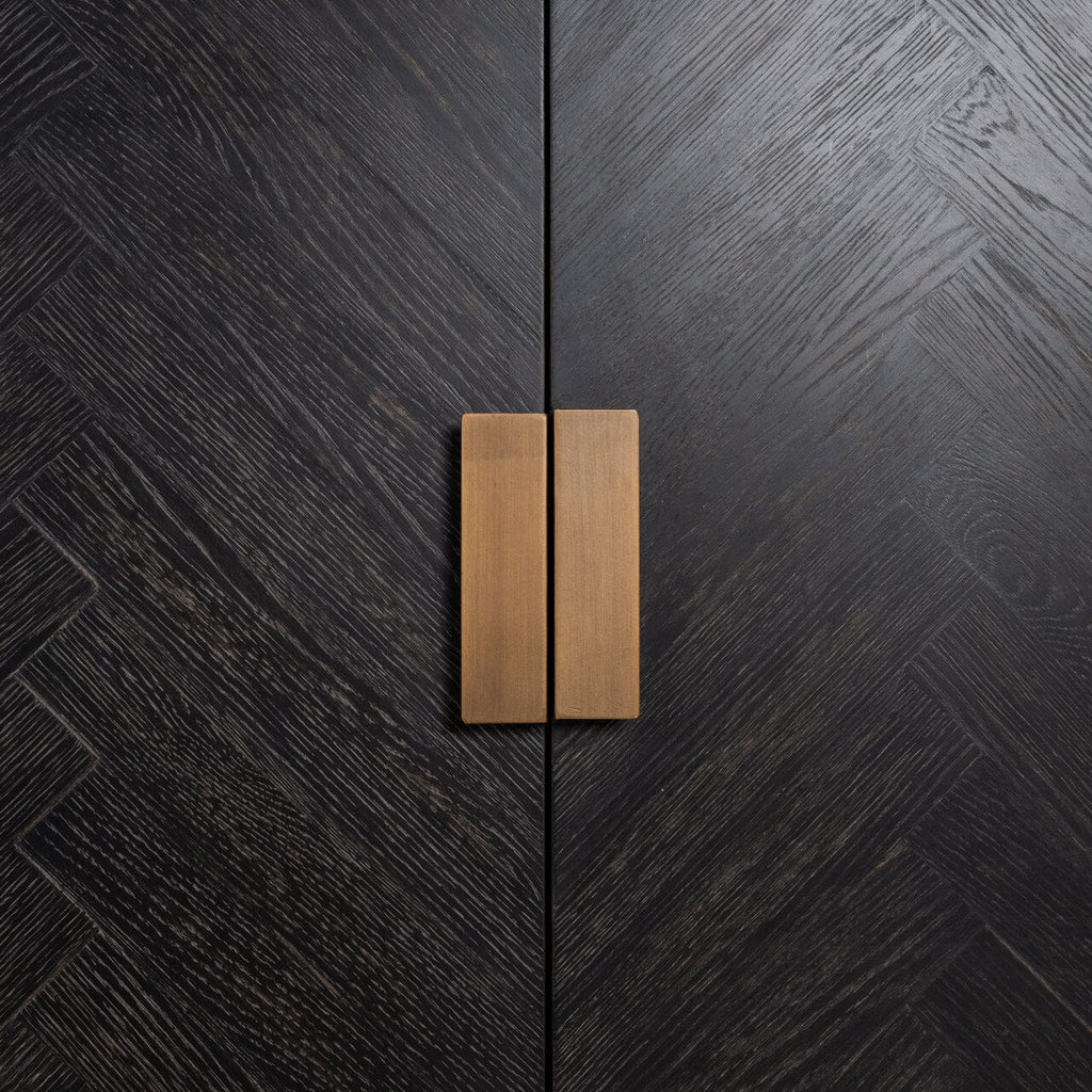 Schwarzes Chevron-Sideboard mit Messinggriffen